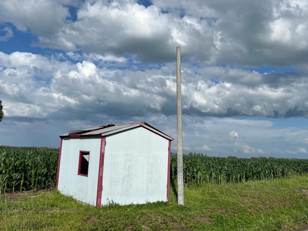 林甸縣一處保護(hù)水源井的鐵皮房出現(xiàn)破損，未見配套設(shè)備。新華社記者董寶森攝