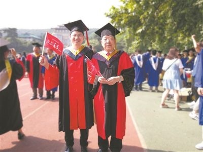 圖為李德仁(右)和學生肖雄武的合影。 肖雄武供圖