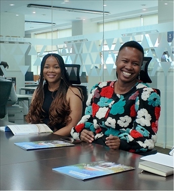 支隊成員在CGTN非洲總站與當(dāng)?shù)赜浾呓涣?。穆瑞瑩攝