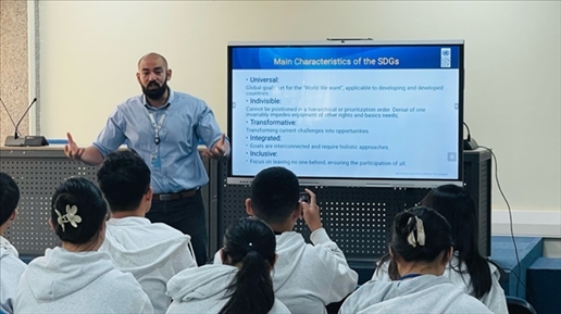 聯(lián)合國內(nèi)羅畢辦事處的工作人員為支隊成員講解可持續(xù)發(fā)展目標(biāo)。林源攝