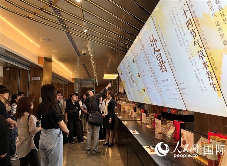 2. 日中友好協(xié)會(huì)青年代表團(tuán)一行學(xué)習(xí)24節(jié)氣養(yǎng)生知識(shí)。（人民網(wǎng)記者陳思 攝）