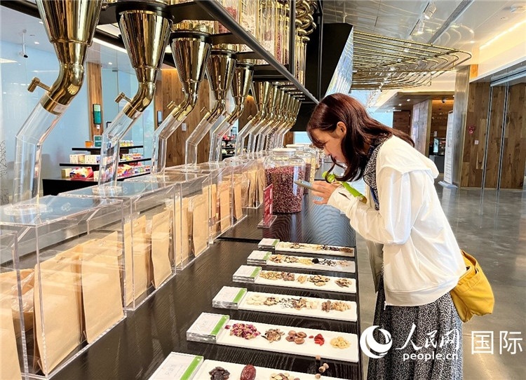 4. 代表團(tuán)團(tuán)員對(duì)新中式茶飲的食材充滿興趣。（人民網(wǎng)記者陳思 攝）