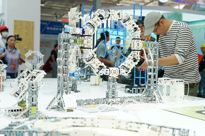 2024年9月11日，記者在服貿(mào)會(huì)首鋼園區(qū)教育服務(wù)館采訪。新華社記者 張晨霖 攝