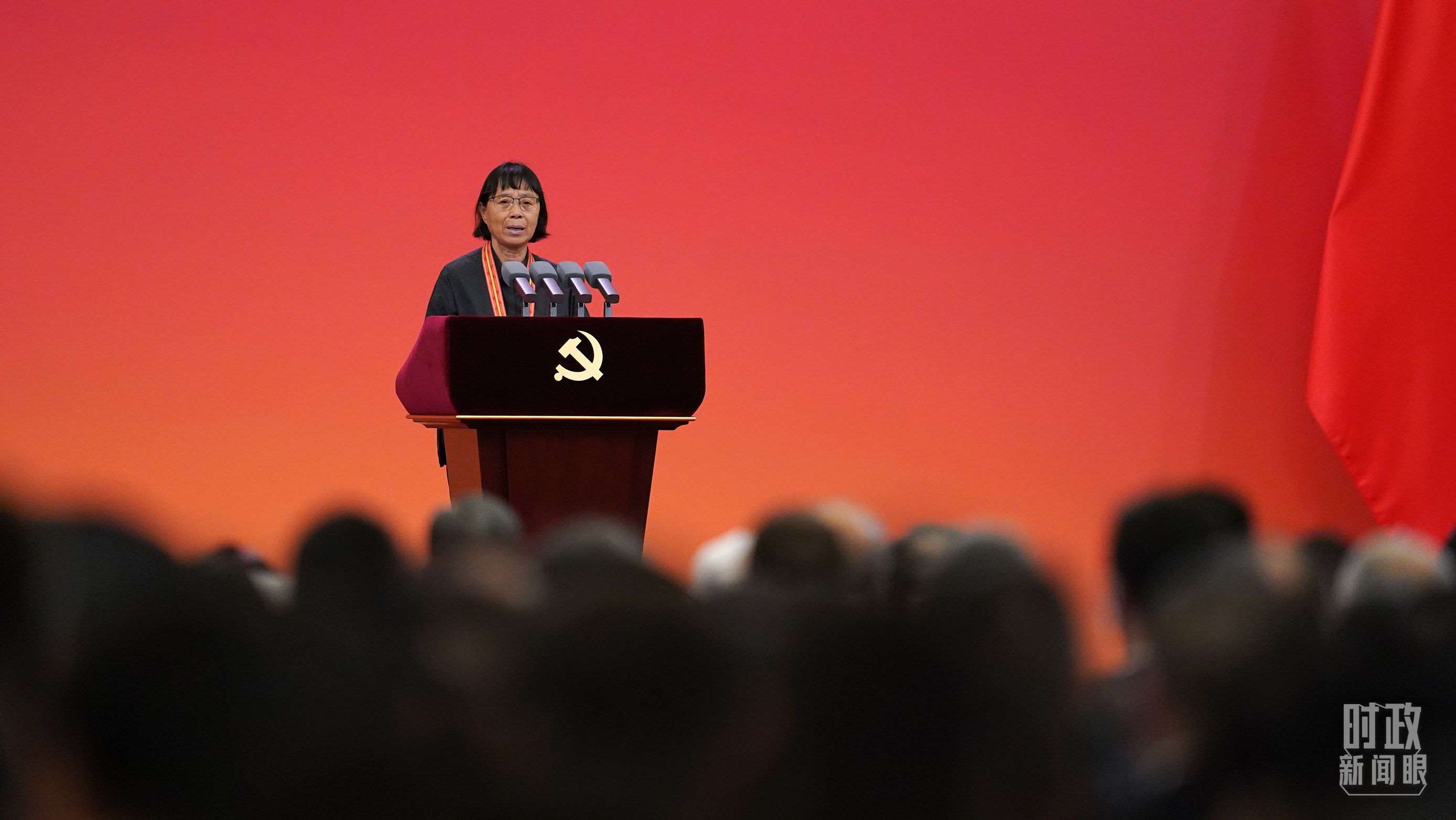  △2021年6月，幫助數(shù)千名貧困山區(qū)女孩圓夢大學(xué)的人民教師張桂梅，代表“七一勛章”獲得者發(fā)言。（總臺國廣記者李晉拍攝）