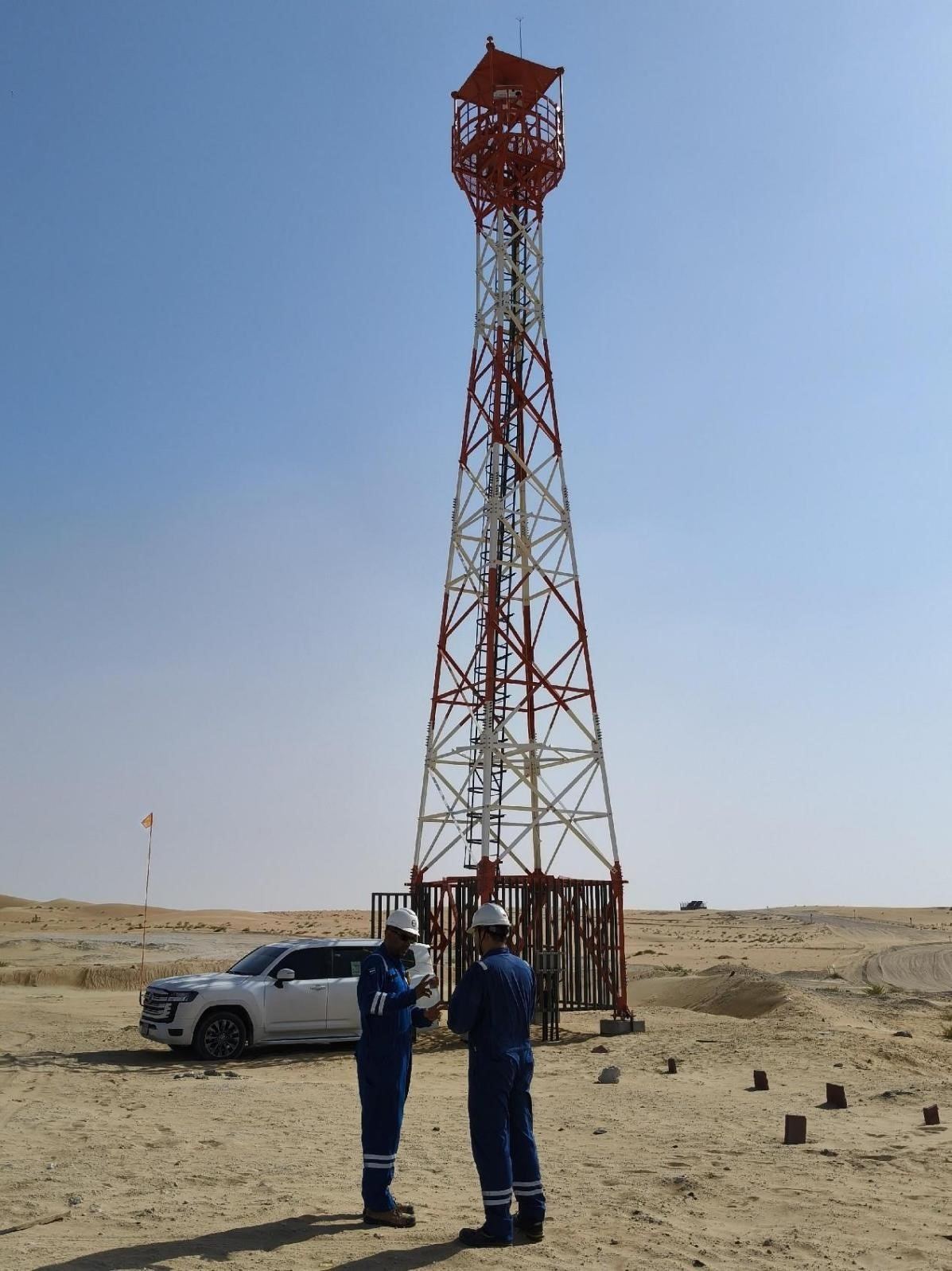 工作人員在調(diào)試紅外線氣體監(jiān)測及智能預(yù)警系統(tǒng)。振華石油供圖