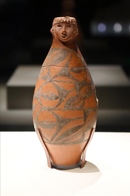 大地灣出土的人頭形器口彩陶瓶。新華社記者 范培珅 攝