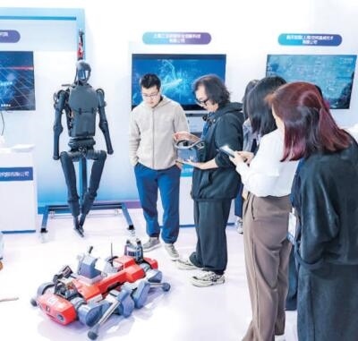 普陀區(qū)“中華武數(shù)”科創(chuàng)集市上，展位工作人員在向觀眾展示機器人。資料圖片