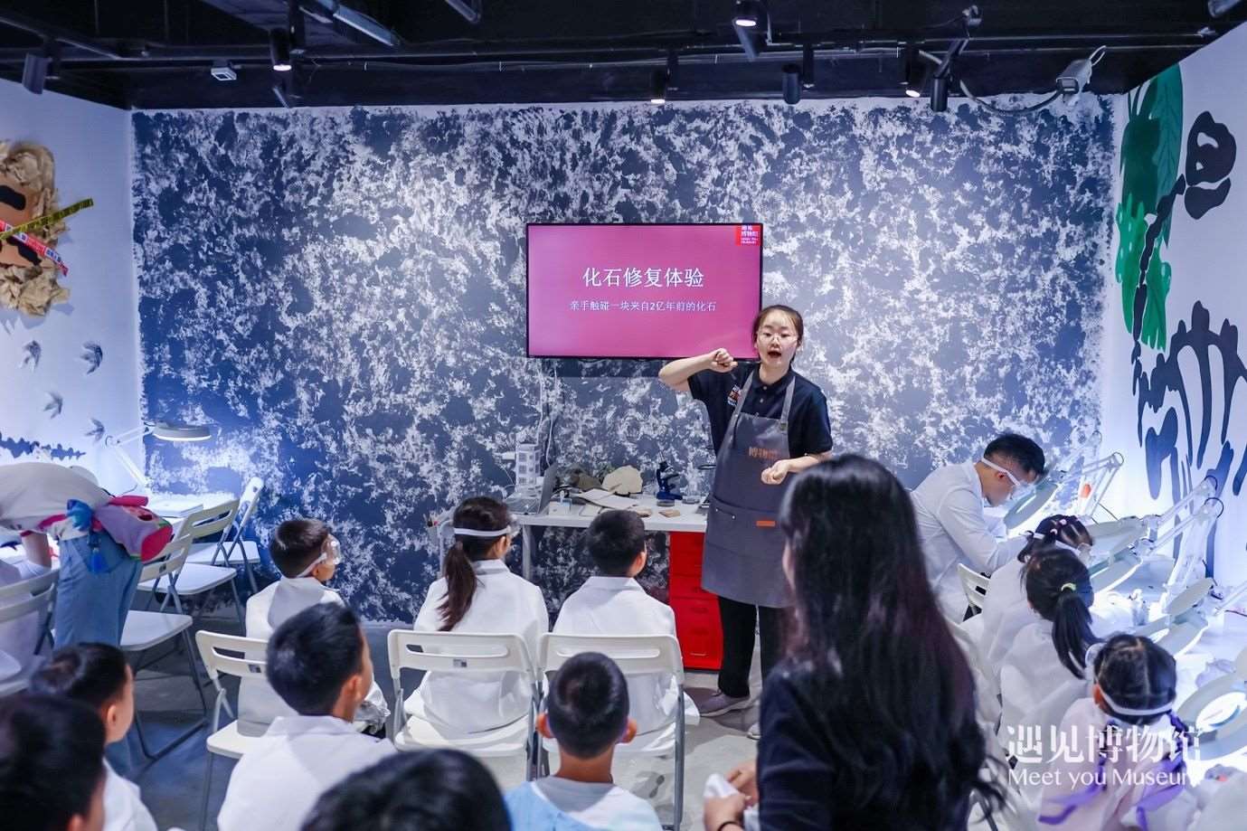 3. 小朋友們?cè)凇?億年的地球記憶——恐龍化石特展”體驗(yàn)當(dāng)“小小科學(xué)家”。遇見(jiàn)博物館供圖