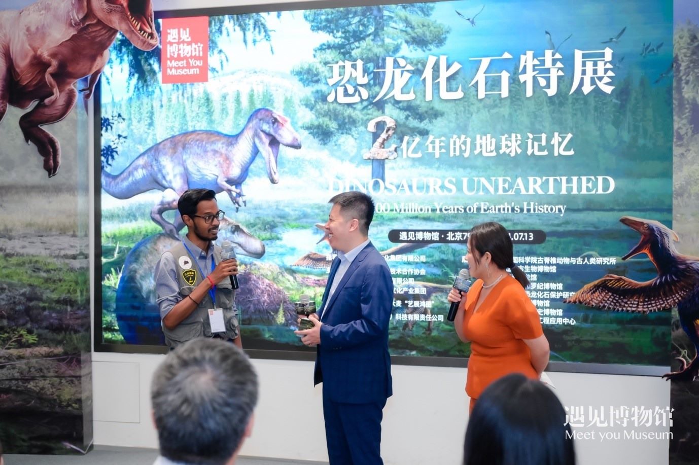 8. 中國(guó)科學(xué)院古脊椎動(dòng)物與人類研究所特別研究助理保羅·拉米向游客介紹“2億年的地球記憶——恐龍化石特展”。遇見(jiàn)博物館供圖