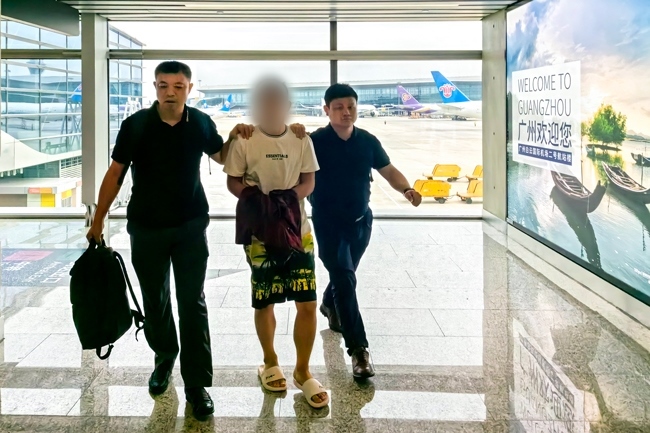 一名潛逃柬埔寨的犯罪嫌疑人被押解回國(guó)。公安部供圖