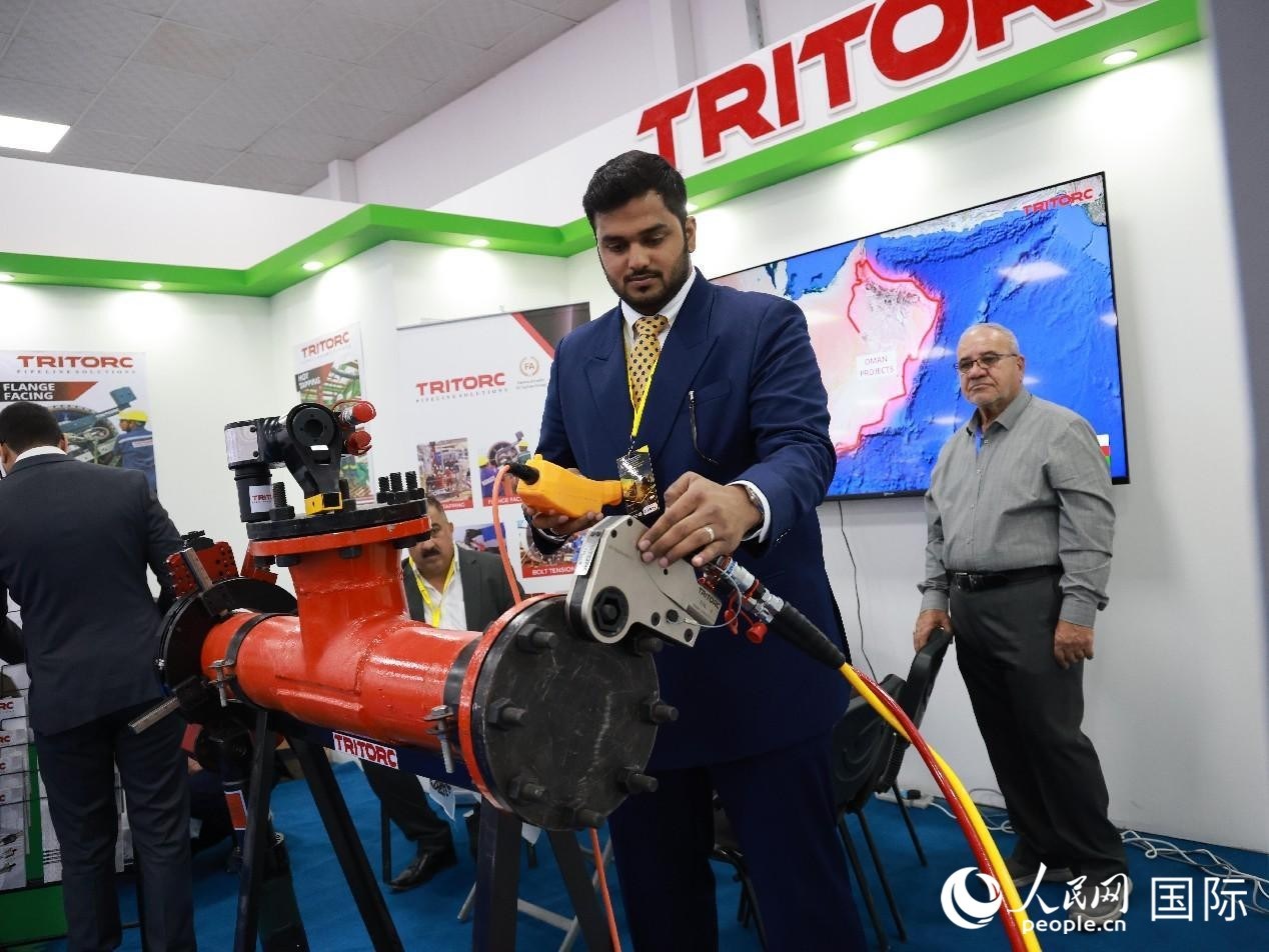 圖為一家油企工作人員在演示儀器操作。人民網(wǎng)記者管克江攝