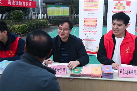 2022年11月9日，在杭州市臨安區(qū)太陽鎮(zhèn)上太陽村，臨安區(qū)太陽司法所所長方凱（右二）現(xiàn)場解答法律問題。 新華社記者 徐昱 攝