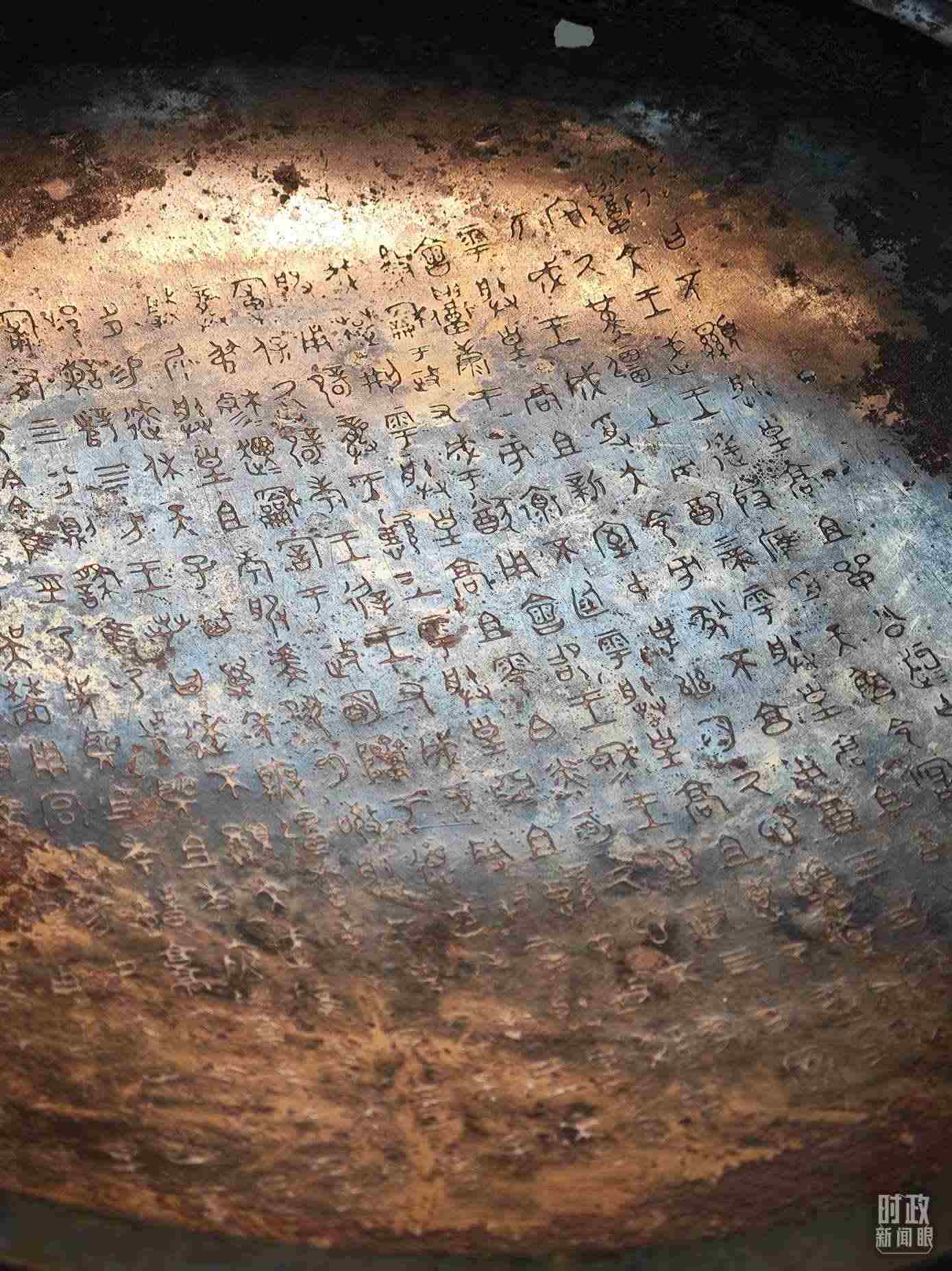 △ 寶雞青銅器博物院內(nèi)展陳——逨盤。（總臺央視記者丁欣、彭漢明拍攝）