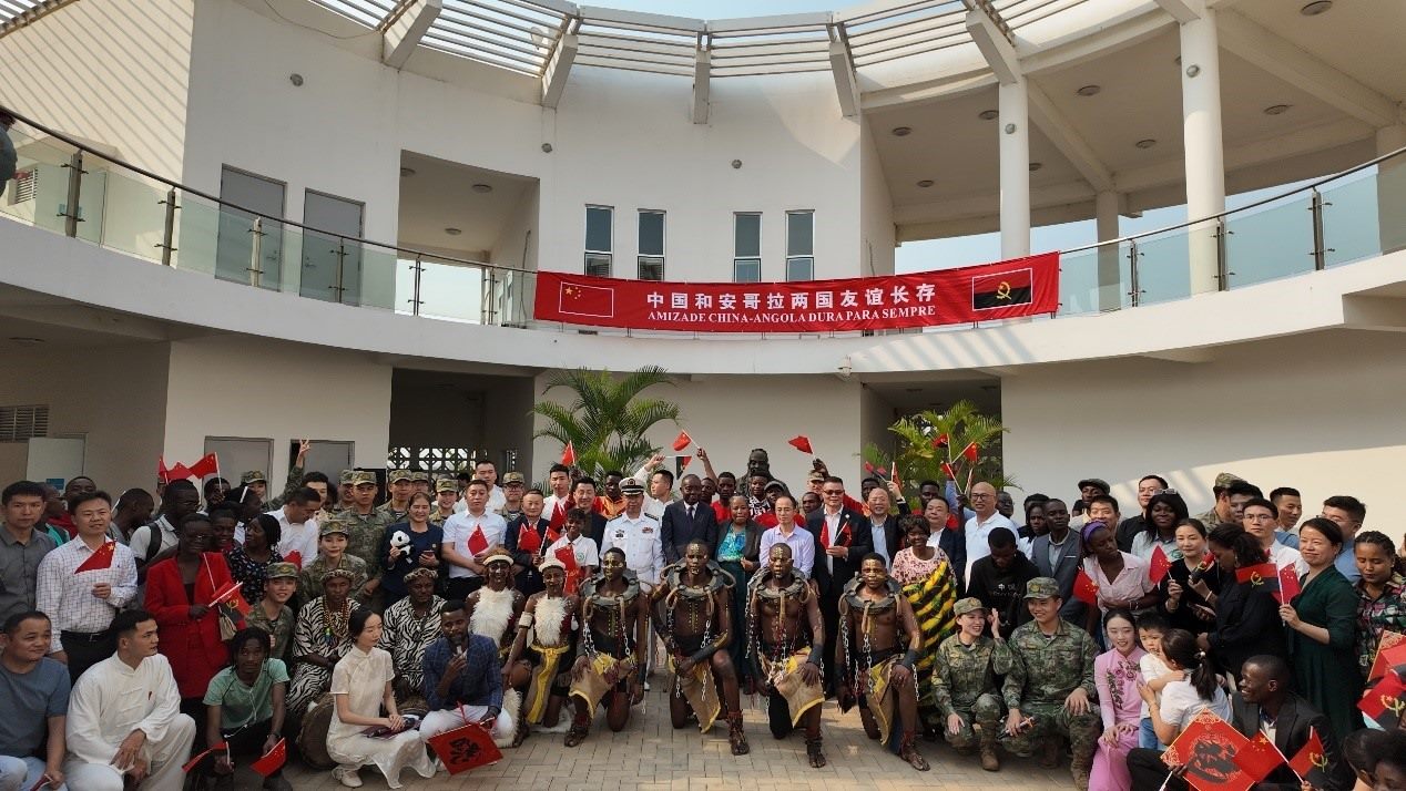 文化聯(lián)誼活動(dòng)合影。內(nèi)圖大學(xué)孔子學(xué)院供圖