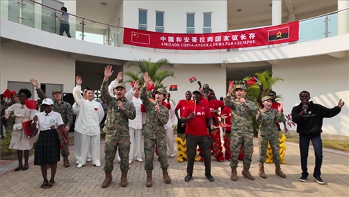 中安合唱歌曲《相親相愛(ài)》。內(nèi)圖大學(xué)孔子學(xué)院供圖