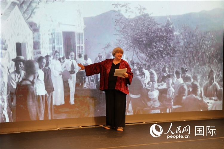 2、美國“鼓嶺之友”代表穆言靈講述友好故事。 人民網(wǎng)記者 李志偉攝