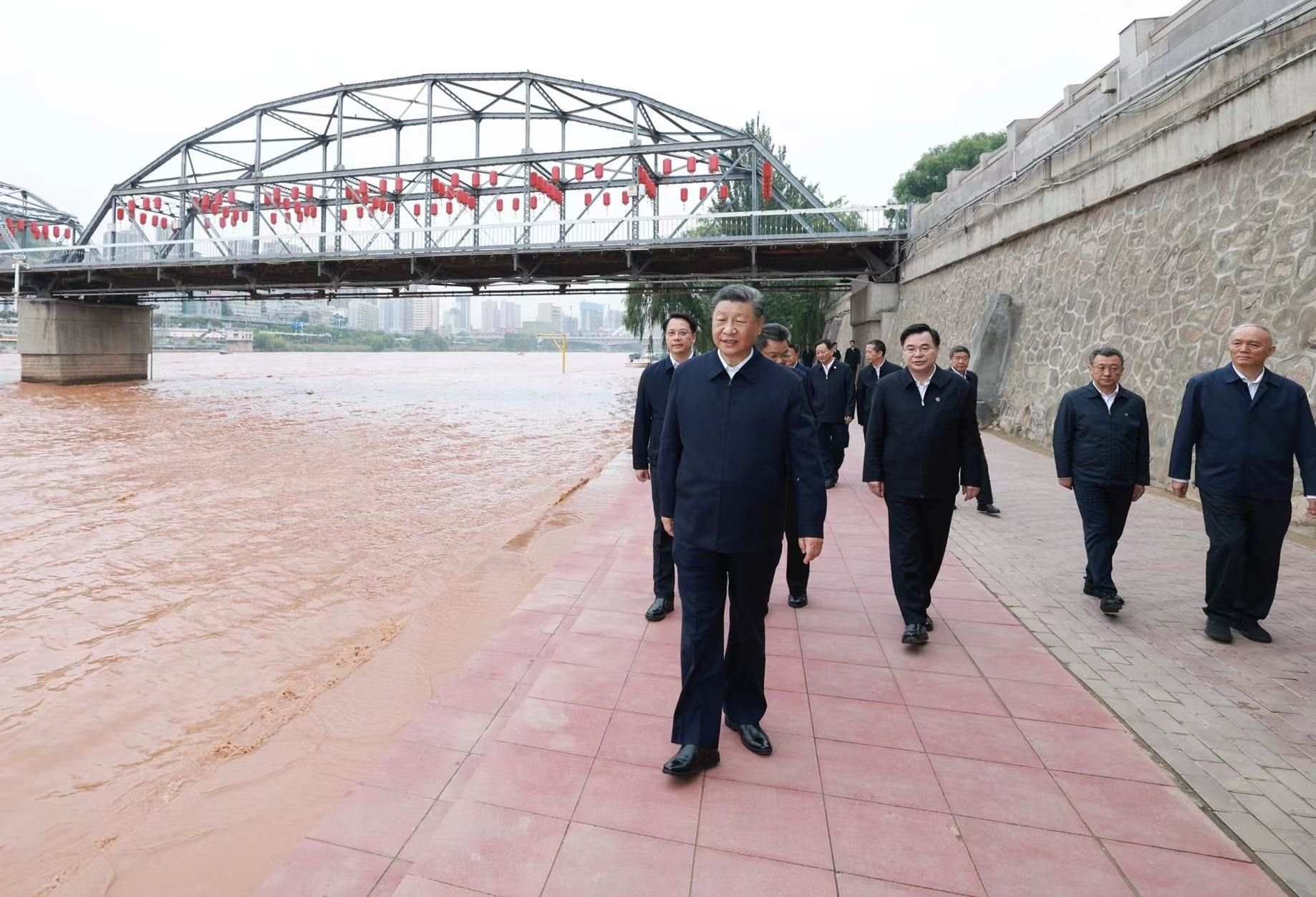 △9月11日下午，甘肅蘭州市黃河蘭州中山橋段，習(xí)近平總書記了解當(dāng)?shù)赝苿狱S河流域生態(tài)保護(hù)等情況。