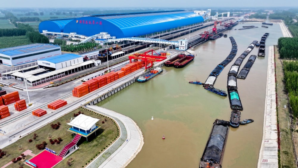 2024年4月24日，船舶行駛在山東濟(jì)寧港航梁山港航道上（無(wú)人機(jī)照片）。近年來(lái)，山東省加快構(gòu)建沿黃陸海大通道，有效促進(jìn)黃河流域各省區(qū)物流降本增效，實(shí)現(xiàn)更高水平對(duì)外開(kāi)放。