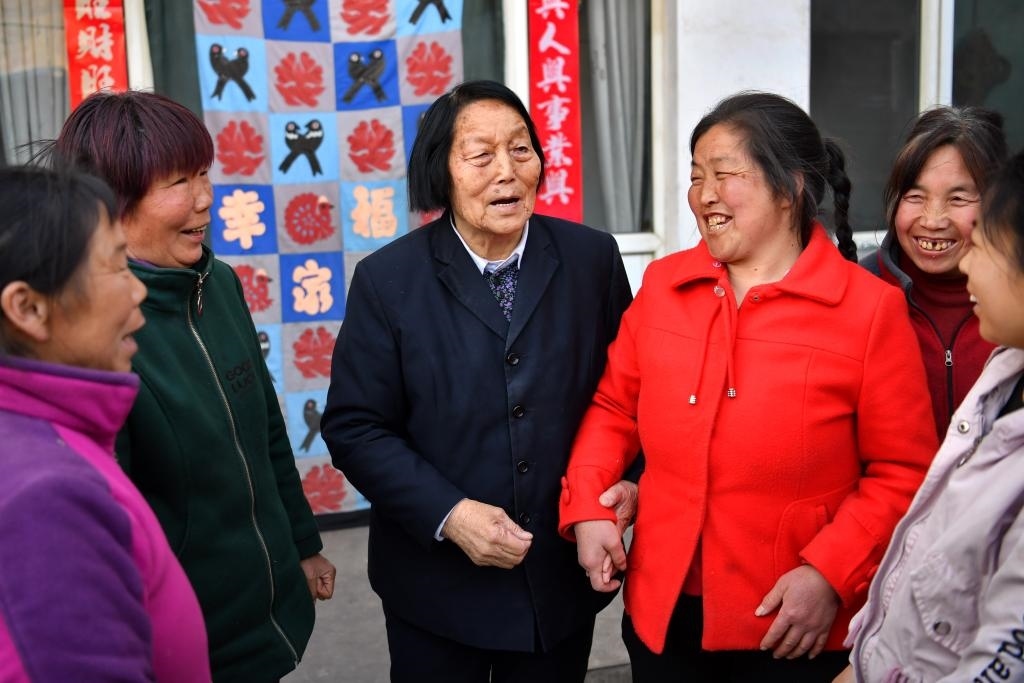 2019年3月23日，申紀蘭（左三）在山西省平順縣西溝村與村民分享全國兩會精神。新華社記者 曹陽 攝