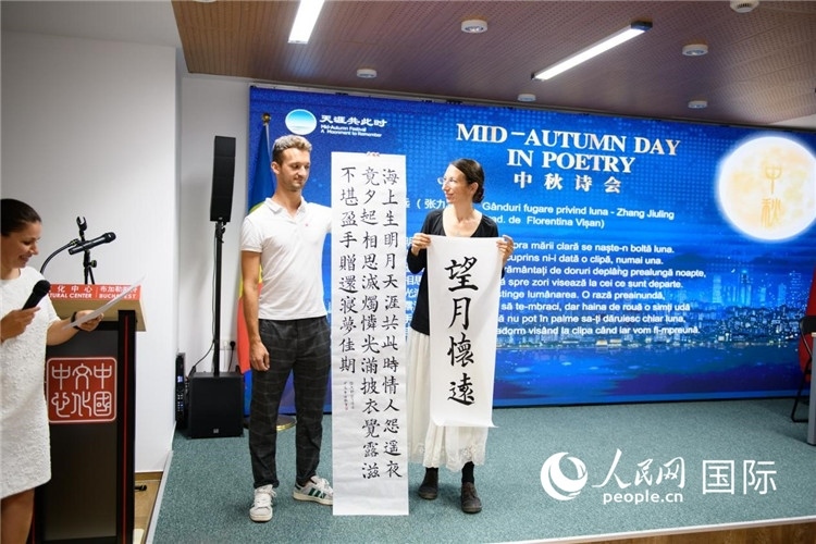 現(xiàn)場(chǎng)的羅馬尼亞書(shū)法愛(ài)好者書(shū)寫(xiě)并展示作品。傅永山攝