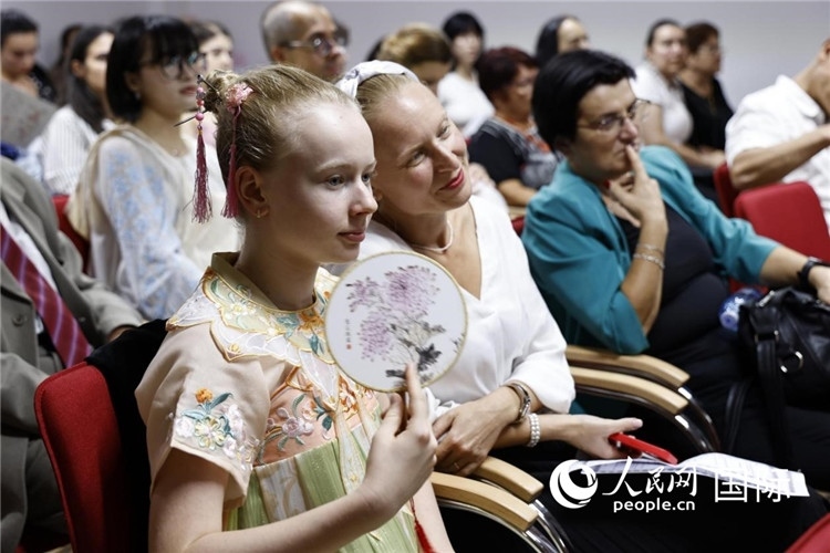 現(xiàn)在嘉賓觀看表演。傅永山攝