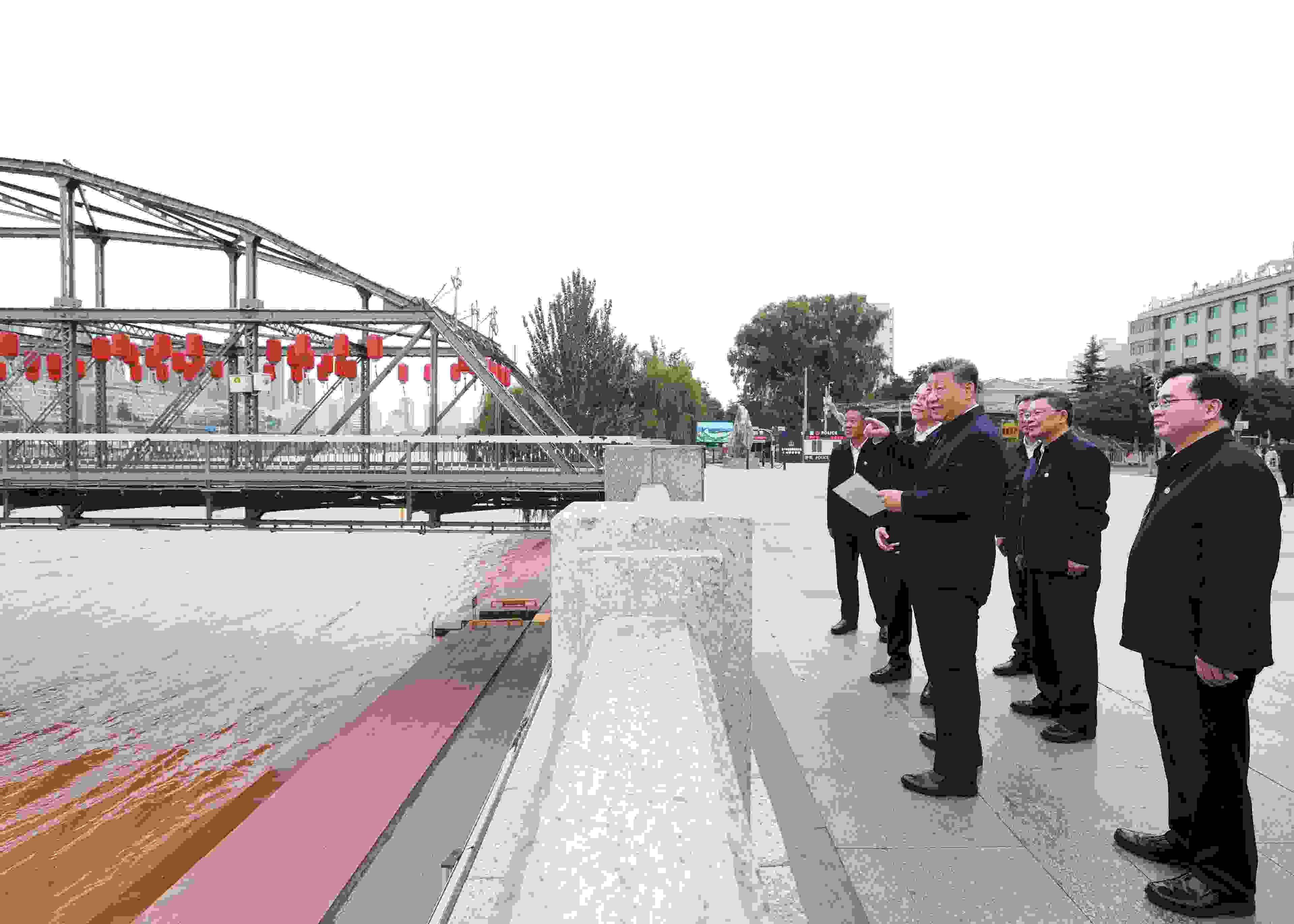 △ 2024年9月11日，習(xí)近平總書(shū)記來(lái)到甘肅省蘭州市黃河蘭州中山橋段，了解當(dāng)?shù)赝苿?dòng)黃河流域生態(tài)保護(hù)情況。