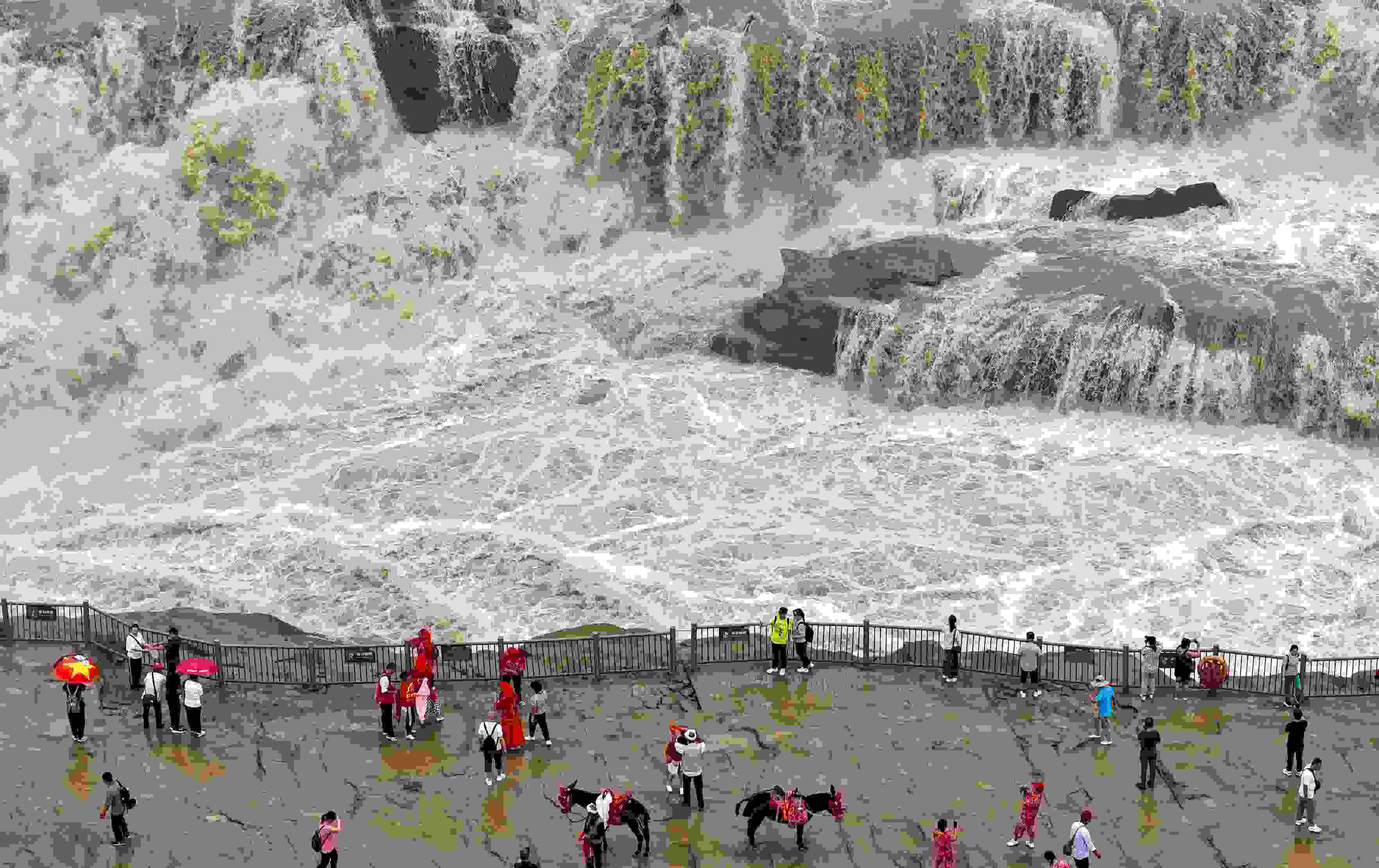 △9月9日，游客在黃河壺口瀑布景區(qū)游覽。