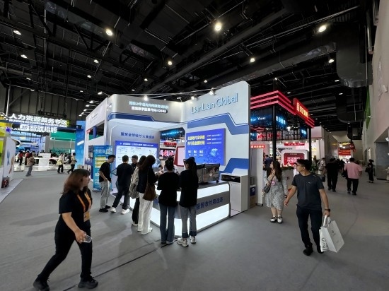 觀眾在展區(qū)了解相關(guān)金融服務(wù)。人民網(wǎng)記者 黃盛攝