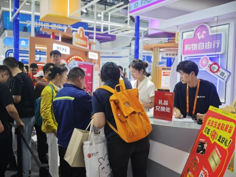 觀眾在金融服務(wù)展區(qū)體驗(yàn)展臺(tái)的互動(dòng)活動(dòng)。人民網(wǎng)記者 黃盛攝