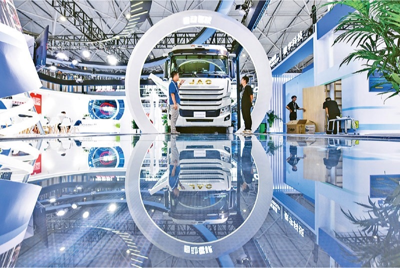 黨的二十屆三中全會(huì)提出，加快構(gòu)建促進(jìn)數(shù)字經(jīng)濟(jì)發(fā)展體制機(jī)制，完善促進(jìn)數(shù)字產(chǎn)業(yè)化和產(chǎn)業(yè)數(shù)字化政策體系。2024年8月28日至30日，2024中國(guó)國(guó)際大數(shù)據(jù)產(chǎn)業(yè)博覽會(huì)在貴州貴陽(yáng)舉辦。圖為工作人員在介紹無(wú)人駕駛重型卡車。 新華社記者 楊文斌/攝