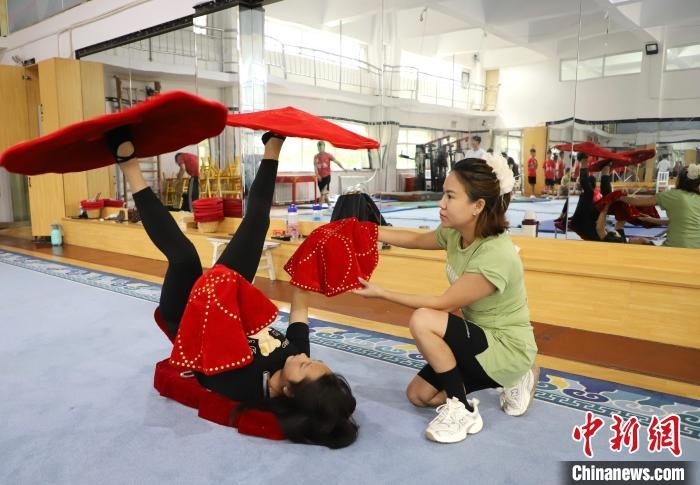 9月13日，來自老撾的紅姆(右)指導(dǎo)學(xué)員雜技動作。 馬天龍 攝