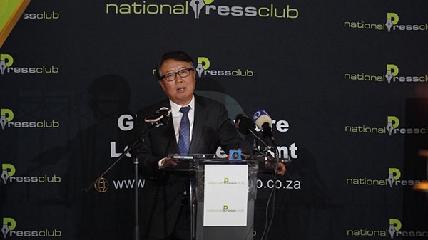 駐南非大使吳鵬出席中國駐南非使館同南國家新聞俱樂部聯(lián)合舉辦的中非合作論壇峰會成果宣介會并發(fā)表主旨講話。人民網(wǎng) 劉暢攝