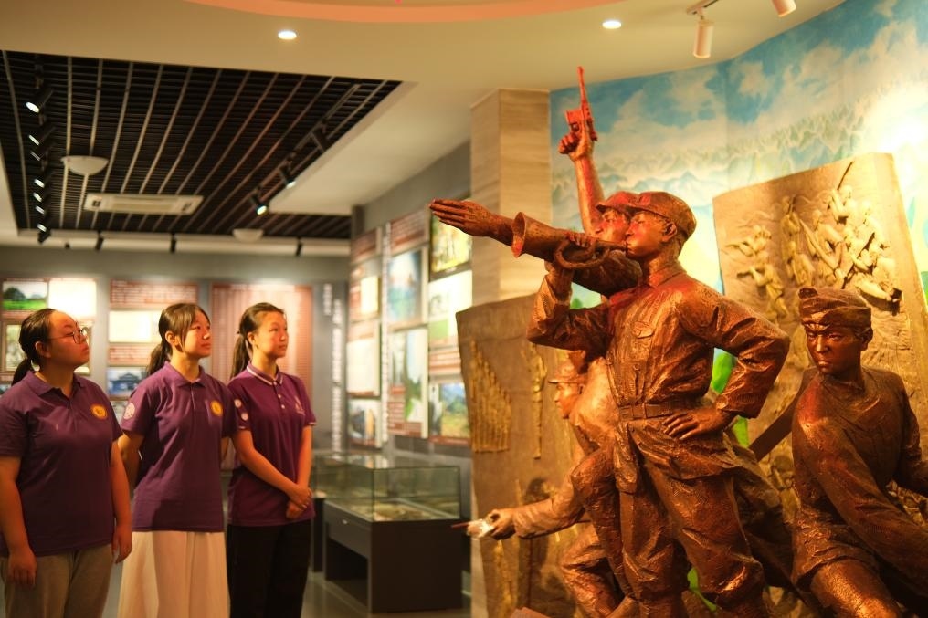 7月26日，南開大學實踐隊在環(huán)江革命陳列館了解毛南族人民在黨的領導下進行革命斗爭的歷程。（受訪者供圖）