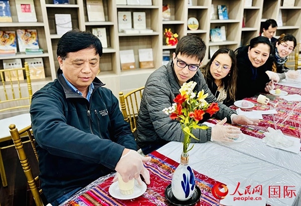 前來參加活動的利馬居民共同制作冰皮月餅。人民網記者 宋亦然攝