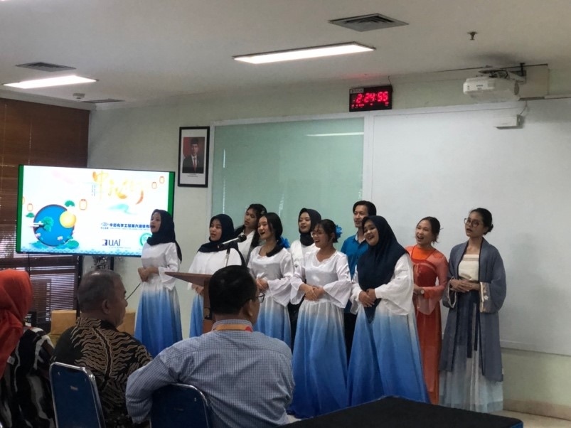 阿拉扎大學(xué)中文系學(xué)生演唱中文歌曲?；顒?dòng)主辦方供圖