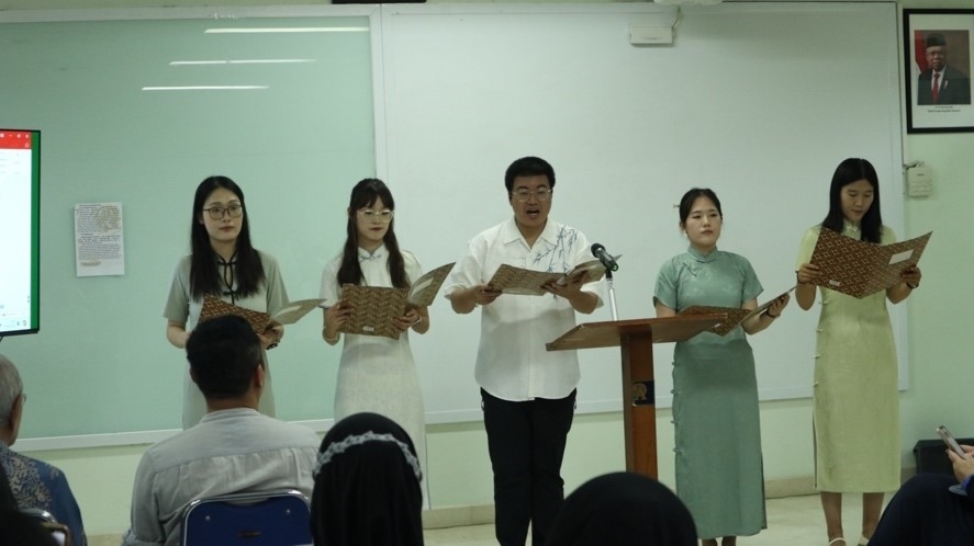 阿拉扎大學(xué)孔子學(xué)院志愿者教師表演詩朗誦?；顒?dòng)主辦方供圖