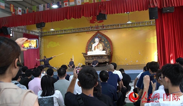 日本少林寺拳法青年代表團(tuán)觀看少林拳表演。人民網(wǎng)記者 張麗婭攝