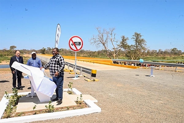 莫桑比克總統(tǒng)菲利佩·雅辛托·紐西（右）出席大橋通車儀式。中國電建供圖