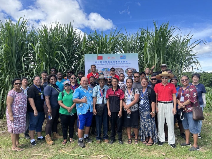 2024年2月28日，來(lái)自巴布亞新幾內(nèi)亞、湯加、庫(kù)克群島、薩摩亞、瑙魯?shù)葒?guó)家的“太平洋島國(guó)菌草技術(shù)培訓(xùn)班”學(xué)員在斐濟(jì)布拉阿格魯菌草技術(shù)示范基地合影。新華社發(fā)（中國(guó)援斐濟(jì)菌草技術(shù)示范中心供圖）