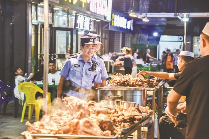 8月9日，甘肅省華亭市公安局組織民警輔警在夜市開(kāi)展巡邏檢查。張亞強(qiáng)攝