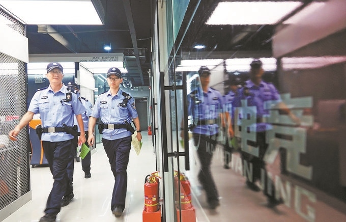 ▲7月6日，山西省新絳縣公安局龍興派出所組織警力對(duì)網(wǎng)吧等場(chǎng)所進(jìn)行集中治安檢查。高新生攝