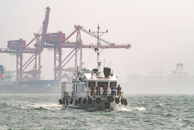?7月5日，秦皇島出入境邊防檢查站聯(lián)合秦皇島市公安局水陸巡特警支隊(duì)開(kāi)展海上聯(lián)合巡航。陳凈萱攝