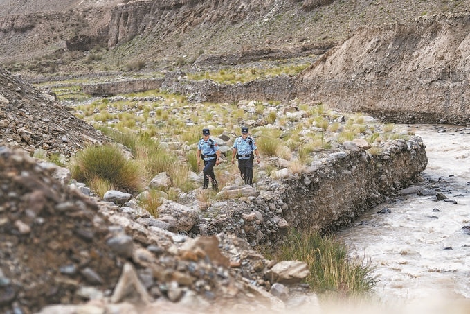7月19日，新疆邊檢總站克州邊境管理支隊(duì)康蘇邊境檢查站民警輔警來(lái)到轄區(qū)烏恰縣康蘇水庫(kù)開(kāi)展巡邏。明懿攝