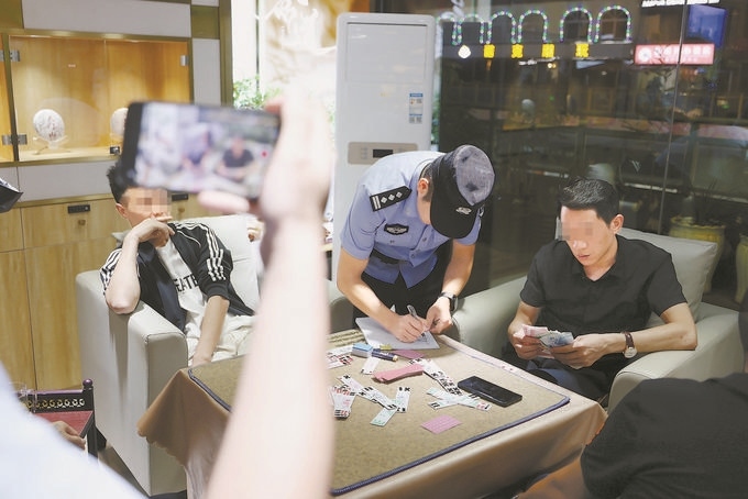 9月7日，云南省昆明市公安機(jī)關(guān)對(duì)棋牌室開(kāi)展檢查。