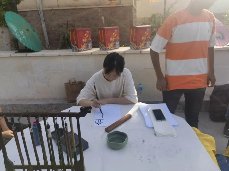 開羅文化中心漢語教師表演中國書法。開羅中國文化中心供圖