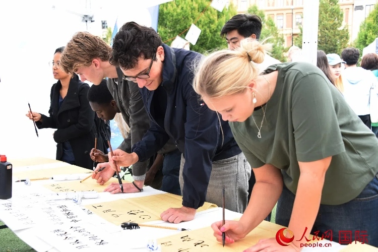 體驗(yàn)中國(guó)書(shū)法。人民網(wǎng)記者 殷淼攝