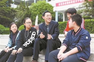 淮北市首批高層次人才儲備金獲得者、淮北市第一中學教師陳超（左三）在與學生交談?；幢笔形瞬殴ぷ骶止﹫D