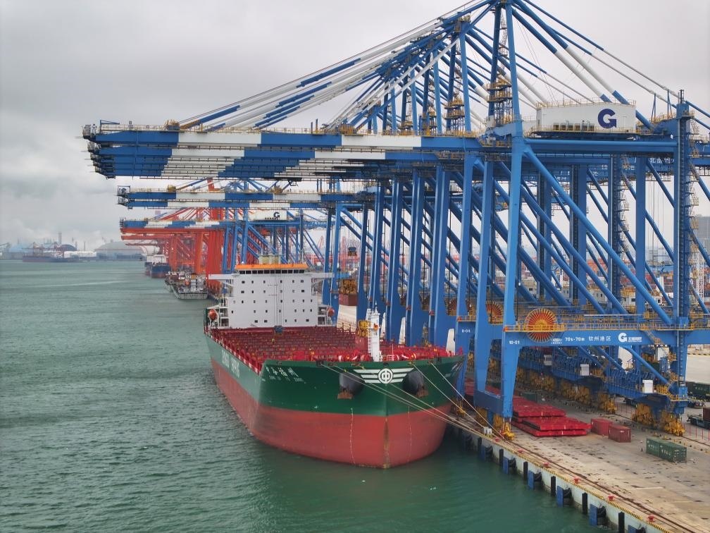 2月23日拍攝的廣西北部灣港欽州港區(qū)的碼頭堆場（無人機照片）。新華社記者 周華 攝