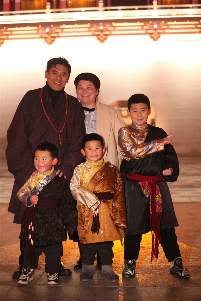康定的節(jié)日氛圍多元和諧。圖為2024年元宵夜，洛讓銀登一家五口在旅行中拍攝的合影。資料圖片
