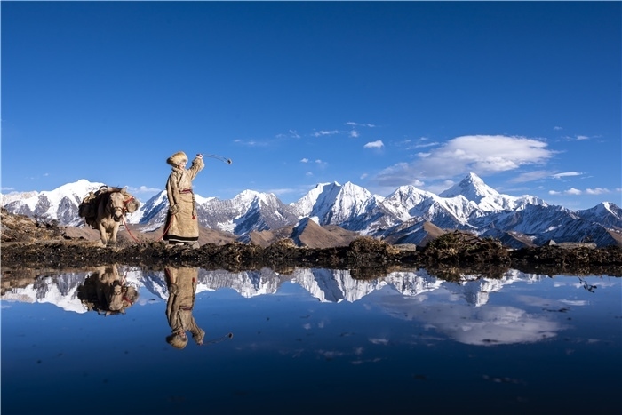 貢嘎山下的放牧人。林革文攝